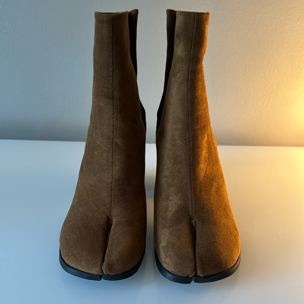 Brand NEW faux suede split toe boots, women’s size 7.5 never worn